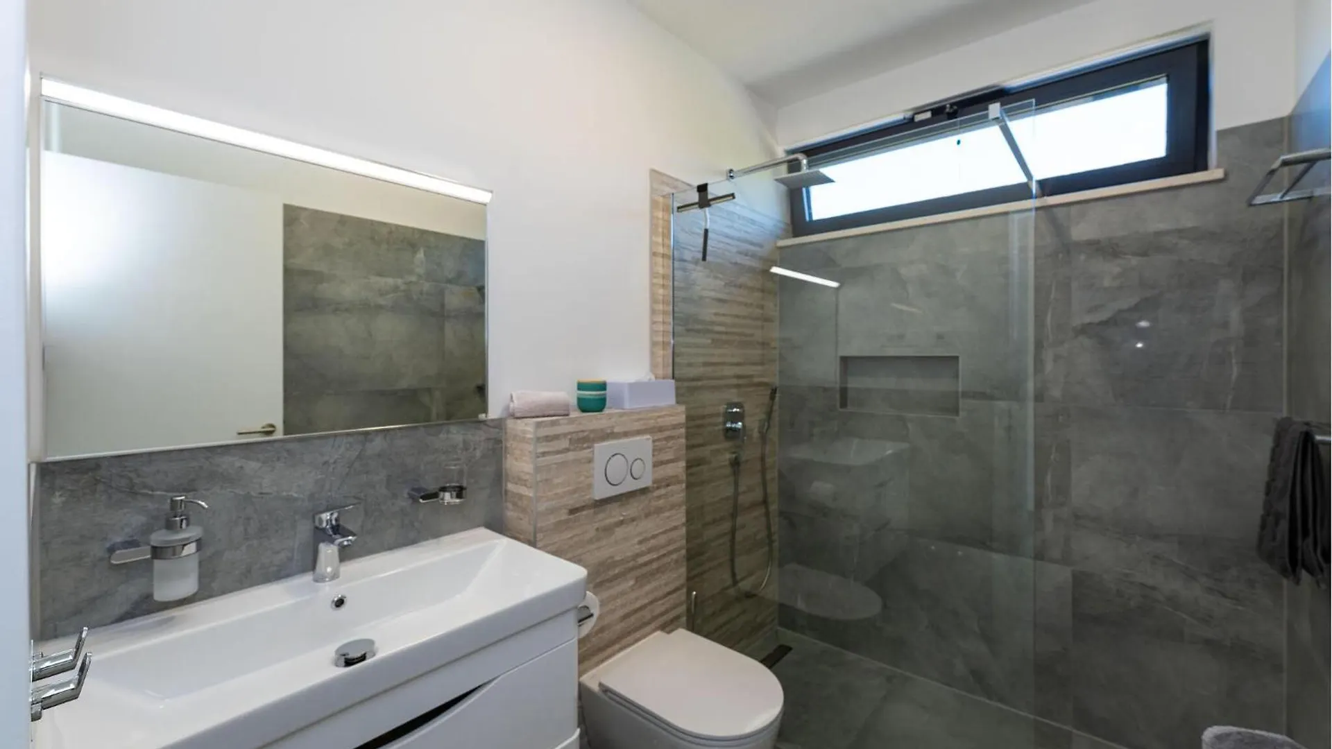 2 Bedroom Beautiful Apartment In Rovanjska