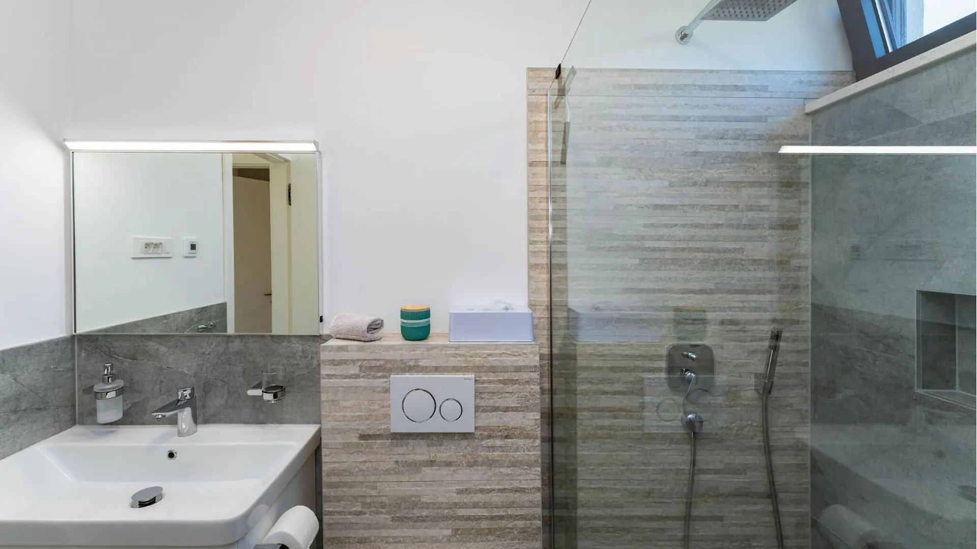 2 Bedroom Beautiful Apartment In Rovanjska