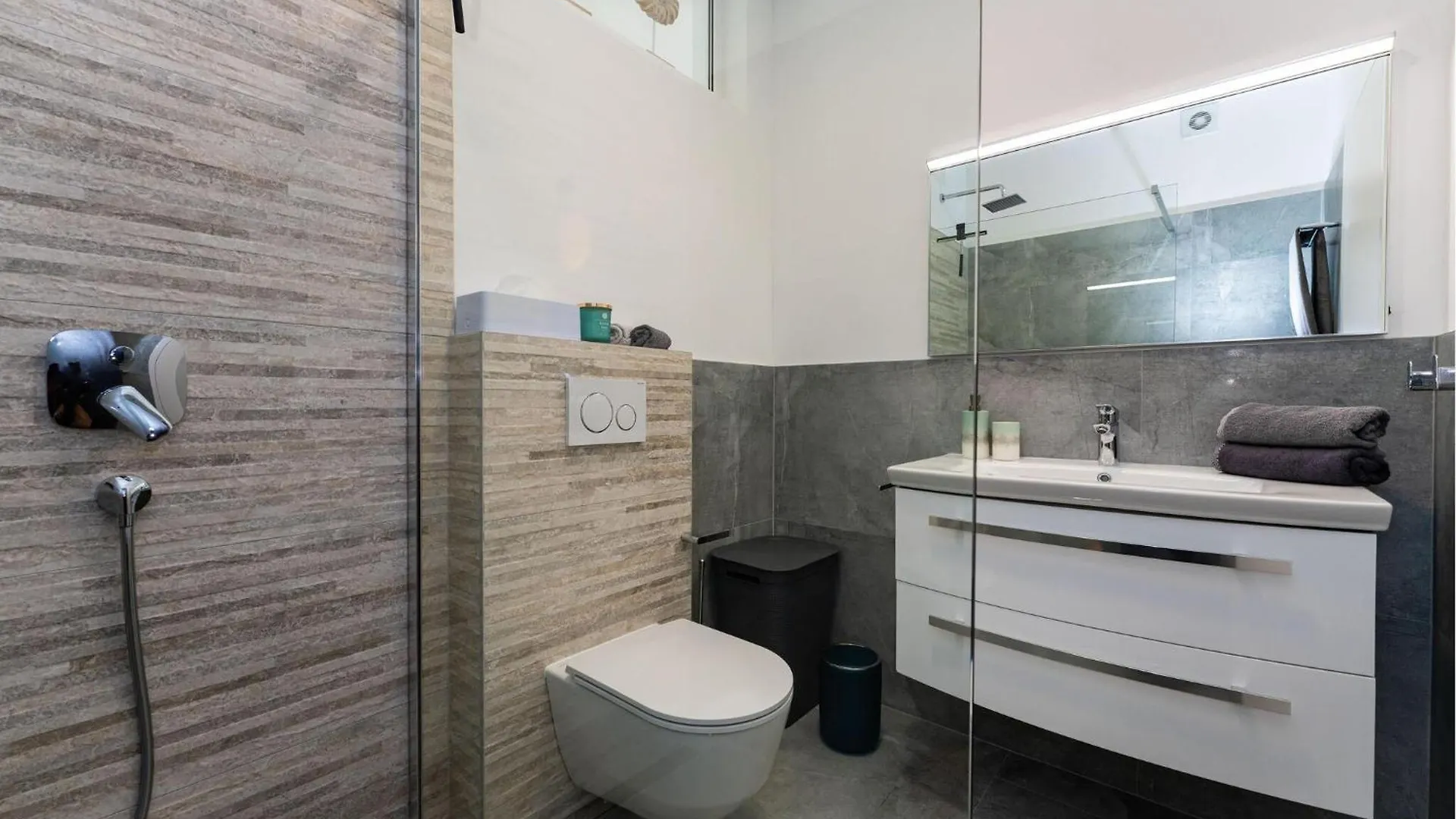 2 Bedroom Beautiful Apartment In Rovanjska